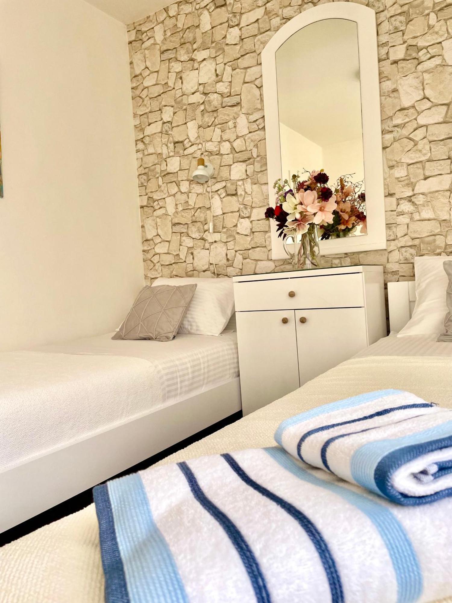 Dinka Old Town Apartment With Sea View Traù Esterno foto